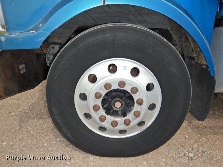 image for item DI0104 2000 Western Star 4964FX semi truck