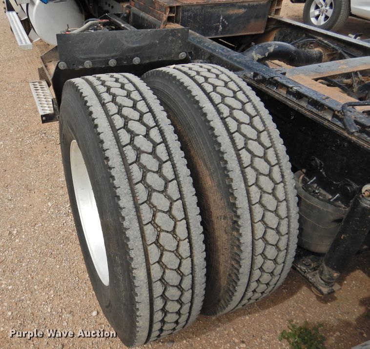 image for item DI0104 2000 Western Star 4964FX semi truck