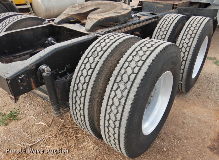 image for item DI0104 2000 Western Star 4964FX semi truck