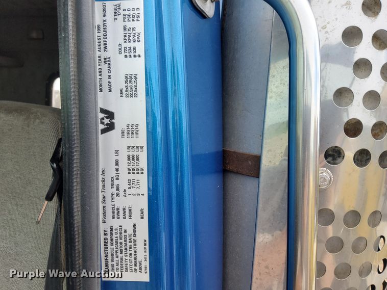 image for item DI0104 2000 Western Star 4964FX semi truck