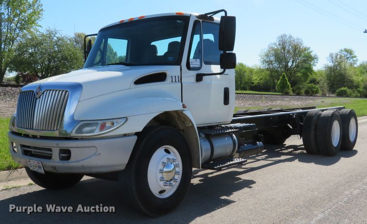 image for item DI2163 2003 International 4400 truck cab and chassis