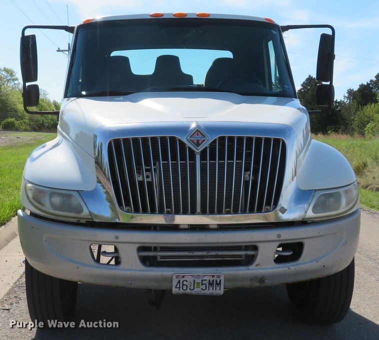 image for item DI2163 2003 International 4400 truck cab and chassis