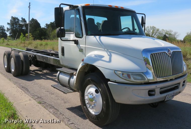 image for item DI2163 2003 International 4400 truck cab and chassis