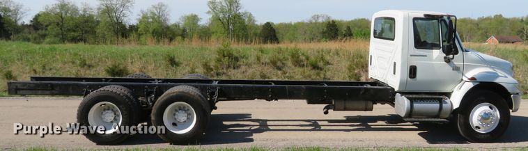image for item DI2163 2003 International 4400 truck cab and chassis