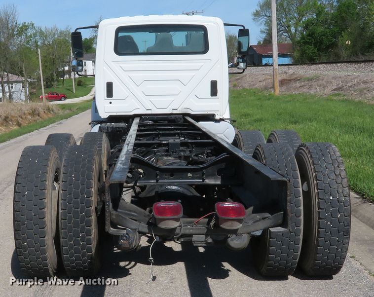 image for item DI2163 2003 International 4400 truck cab and chassis