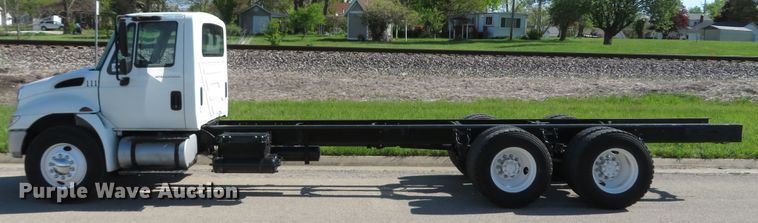 image for item DI2163 2003 International 4400 truck cab and chassis