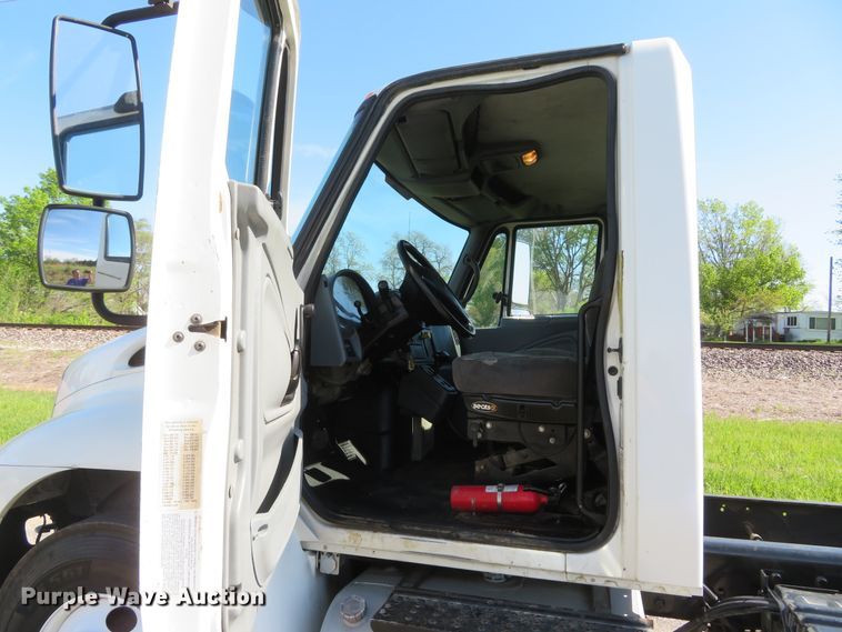 image for item DI2163 2003 International 4400 truck cab and chassis