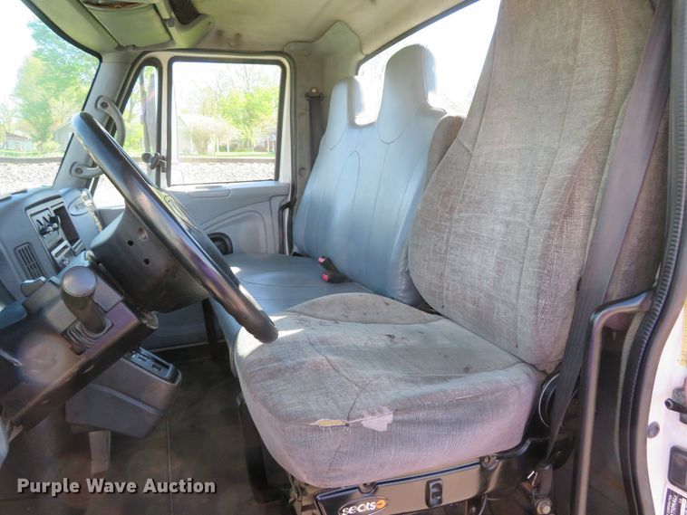 image for item DI2163 2003 International 4400 truck cab and chassis