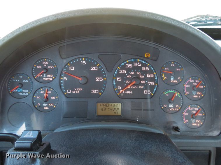 image for item DI2163 2003 International 4400 truck cab and chassis