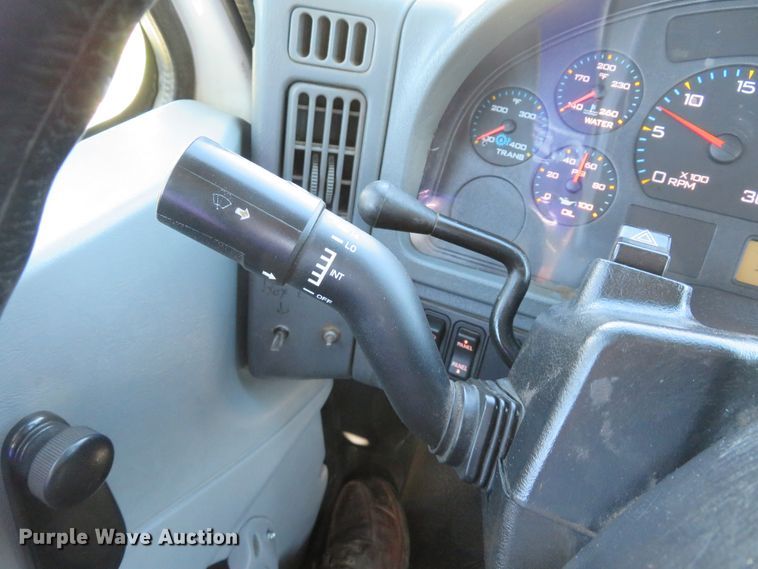 image for item DI2163 2003 International 4400 truck cab and chassis