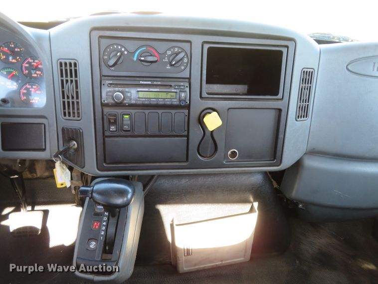 image for item DI2163 2003 International 4400 truck cab and chassis