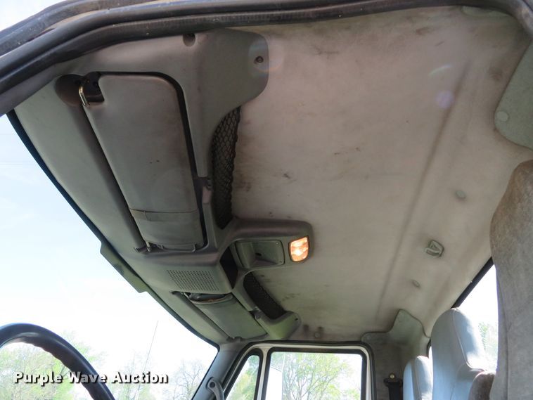 image for item DI2163 2003 International 4400 truck cab and chassis