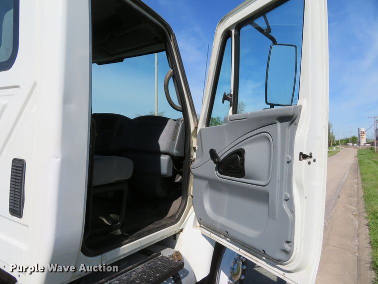 image for item DI2163 2003 International 4400 truck cab and chassis