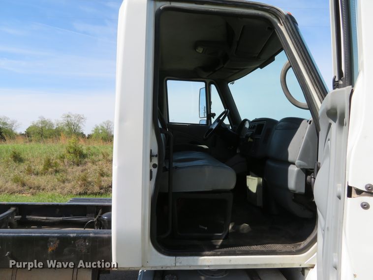 image for item DI2163 2003 International 4400 truck cab and chassis