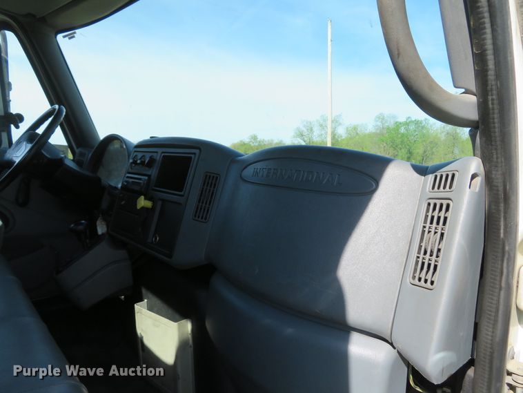 image for item DI2163 2003 International 4400 truck cab and chassis