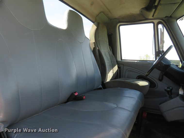 image for item DI2163 2003 International 4400 truck cab and chassis