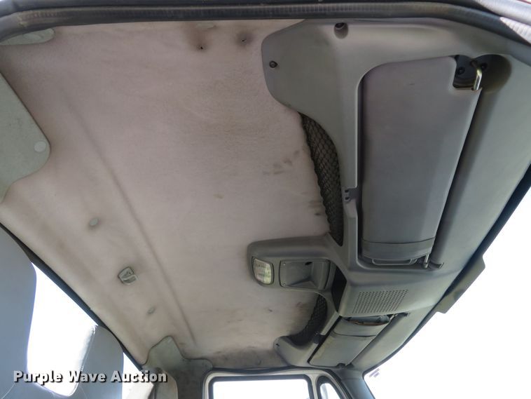 image for item DI2163 2003 International 4400 truck cab and chassis