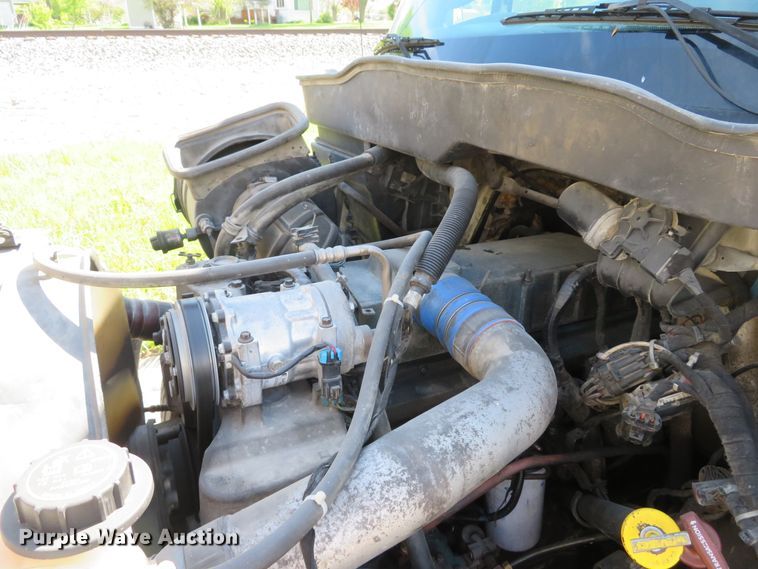 image for item DI2163 2003 International 4400 truck cab and chassis