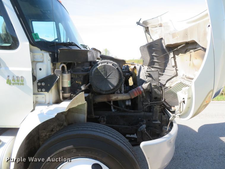 image for item DI2163 2003 International 4400 truck cab and chassis