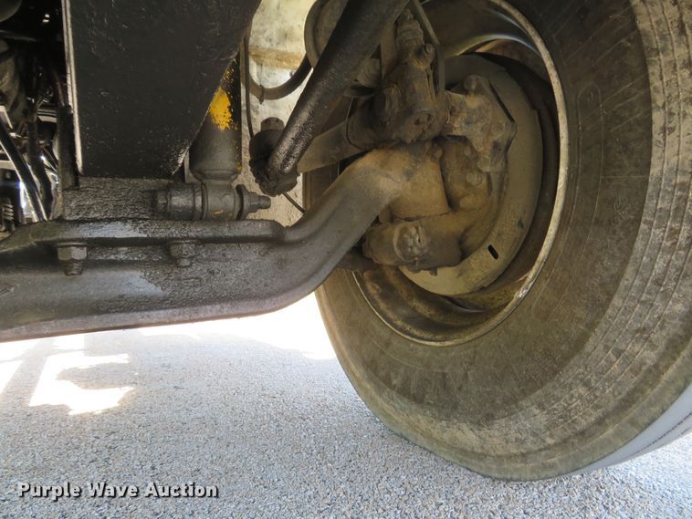 image for item DI2163 2003 International 4400 truck cab and chassis