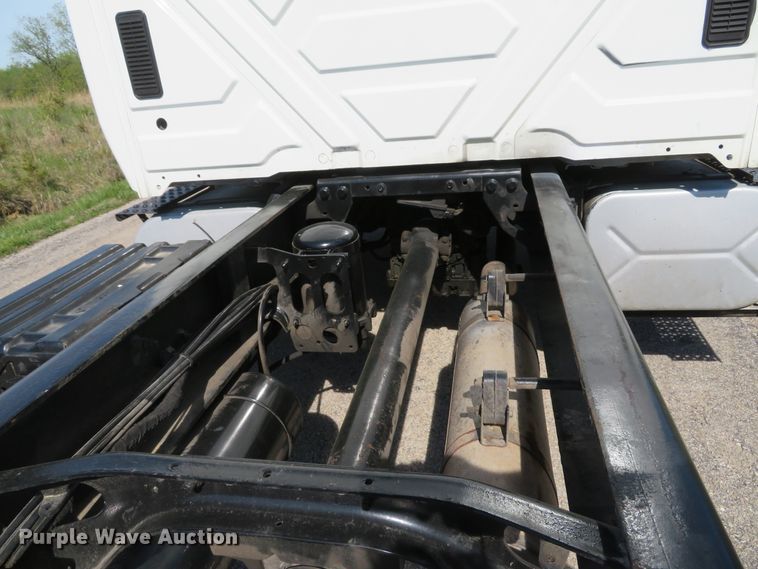 image for item DI2163 2003 International 4400 truck cab and chassis