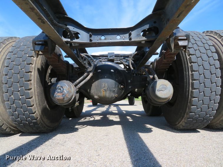 image for item DI2163 2003 International 4400 truck cab and chassis