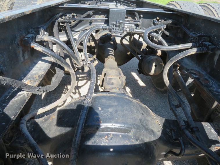 image for item DI2163 2003 International 4400 truck cab and chassis