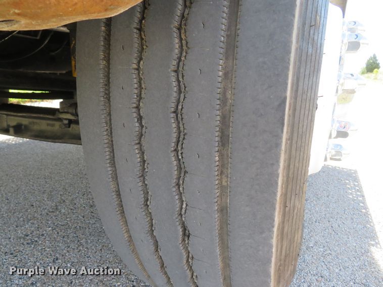 image for item DI2163 2003 International 4400 truck cab and chassis