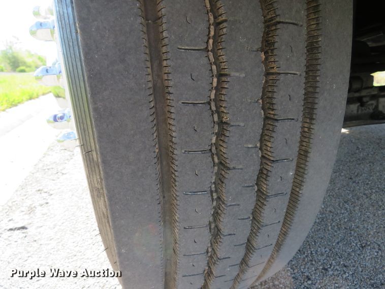 image for item DI2163 2003 International 4400 truck cab and chassis