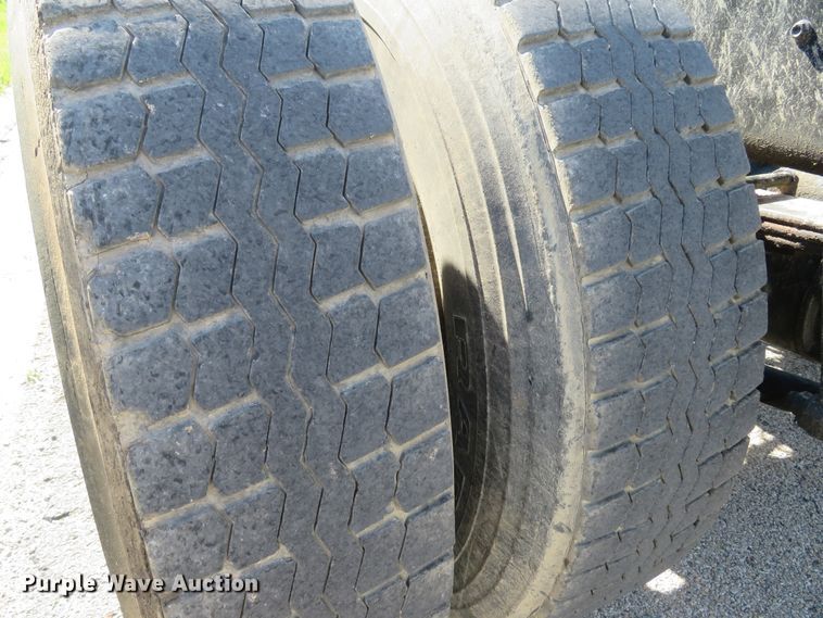 image for item DI2163 2003 International 4400 truck cab and chassis