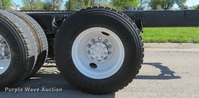 image for item DI2163 2003 International 4400 truck cab and chassis