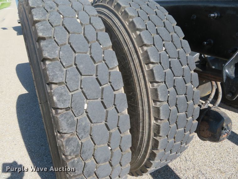 image for item DI2163 2003 International 4400 truck cab and chassis