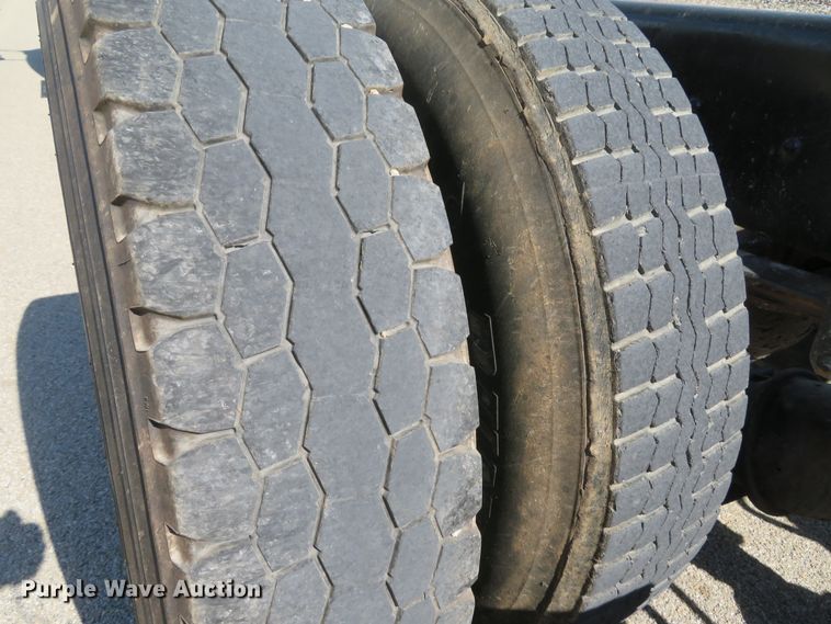 image for item DI2163 2003 International 4400 truck cab and chassis