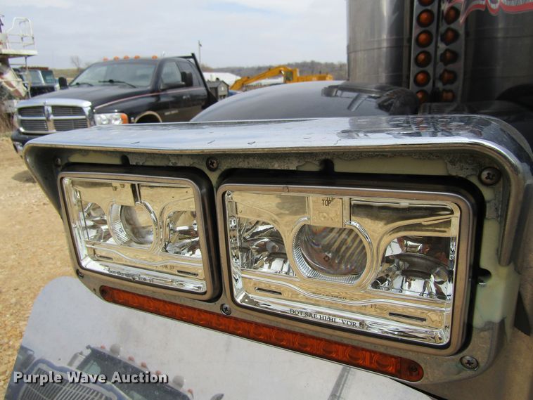 image for item FD9416 2003 Peterbilt 379 semi truck