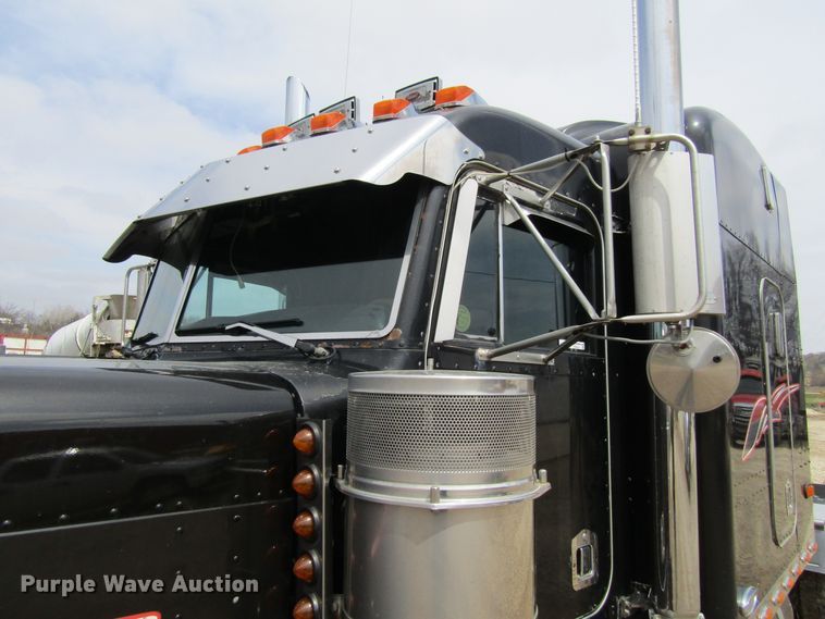 image for item FD9416 2003 Peterbilt 379 semi truck