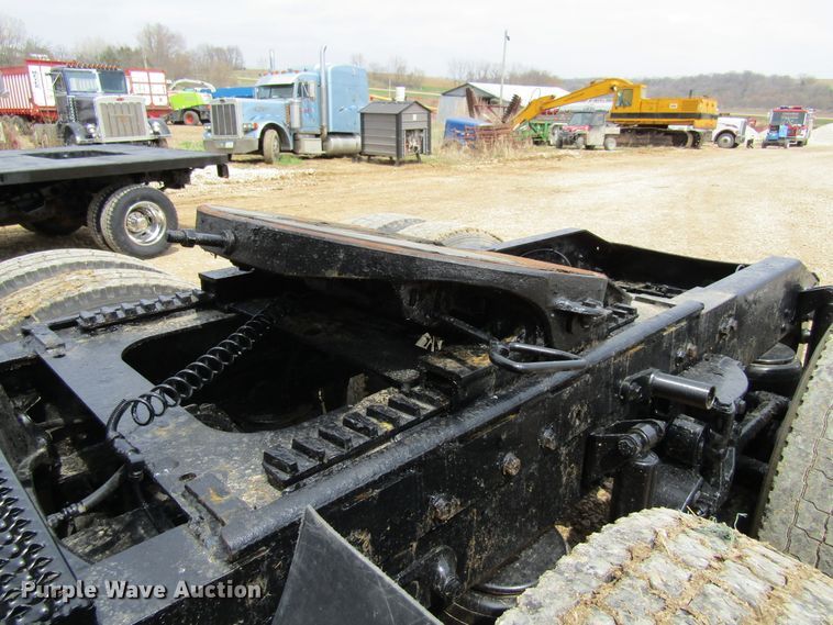image for item FD9416 2003 Peterbilt 379 semi truck