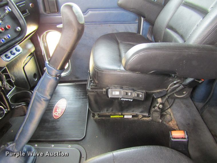 image for item FD9416 2003 Peterbilt 379 semi truck