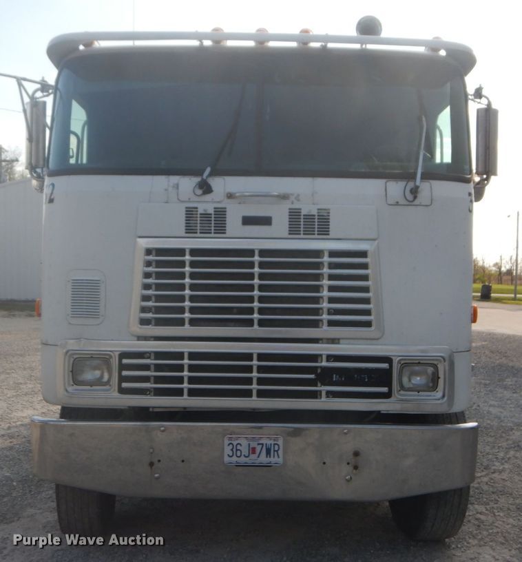 image for item GB9954 1995 International 9600 semi truck