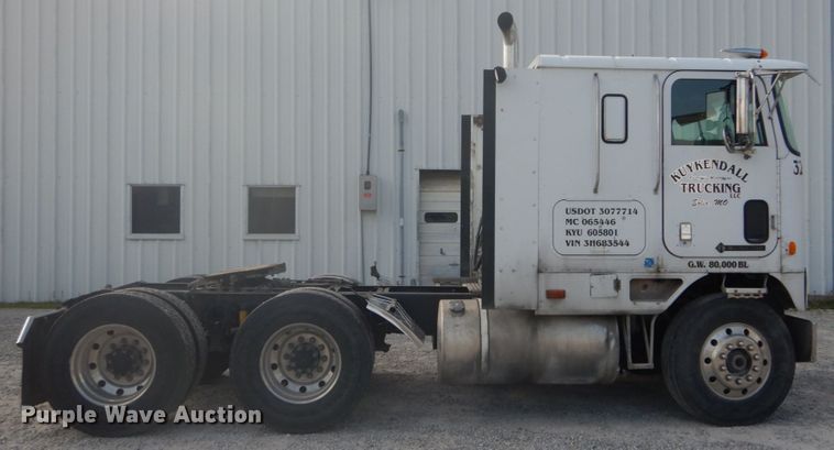 image for item GB9954 1995 International 9600 semi truck