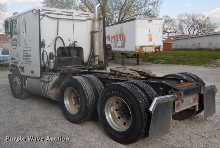 image for item GB9954 1995 International 9600 semi truck