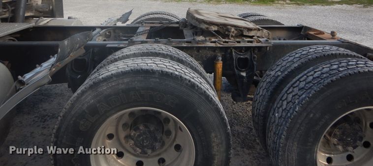 image for item GB9954 1995 International 9600 semi truck