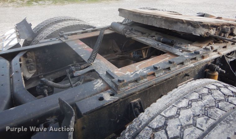 image for item GB9954 1995 International 9600 semi truck