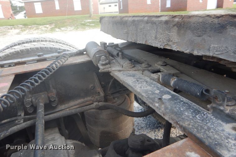 image for item GB9954 1995 International 9600 semi truck