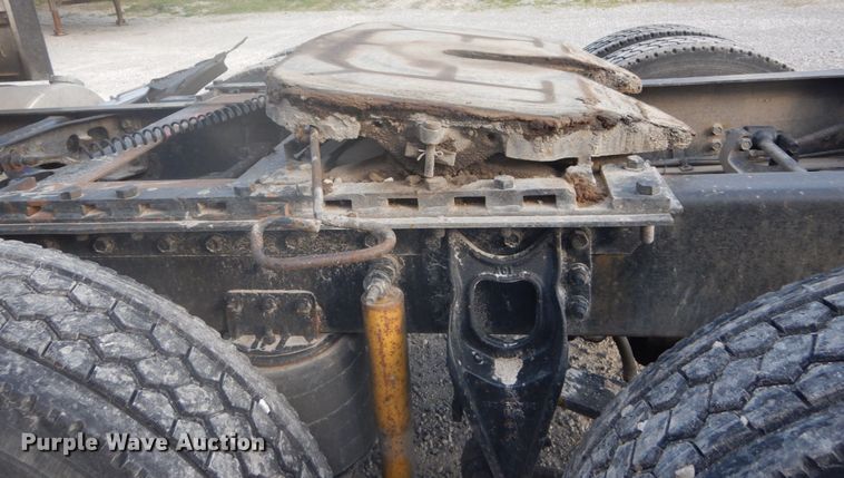 image for item GB9954 1995 International 9600 semi truck