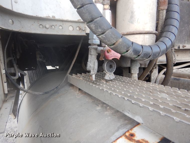 image for item GB9954 1995 International 9600 semi truck