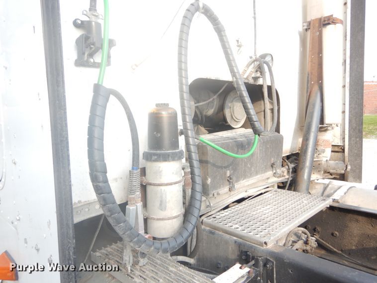 image for item GB9954 1995 International 9600 semi truck