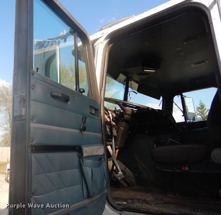 image for item GB9954 1995 International 9600 semi truck