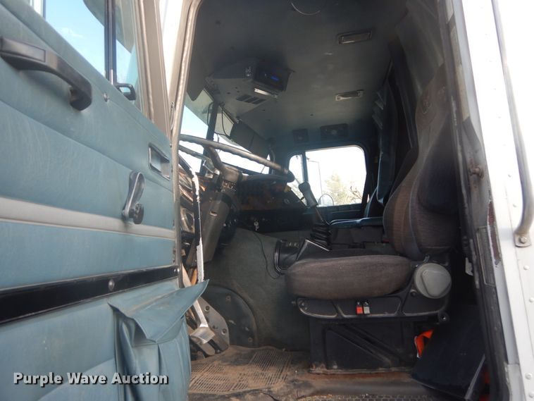 image for item GB9954 1995 International 9600 semi truck