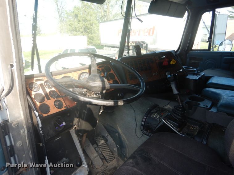 image for item GB9954 1995 International 9600 semi truck