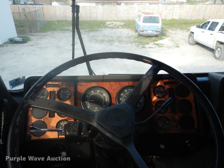 image for item GB9954 1995 International 9600 semi truck